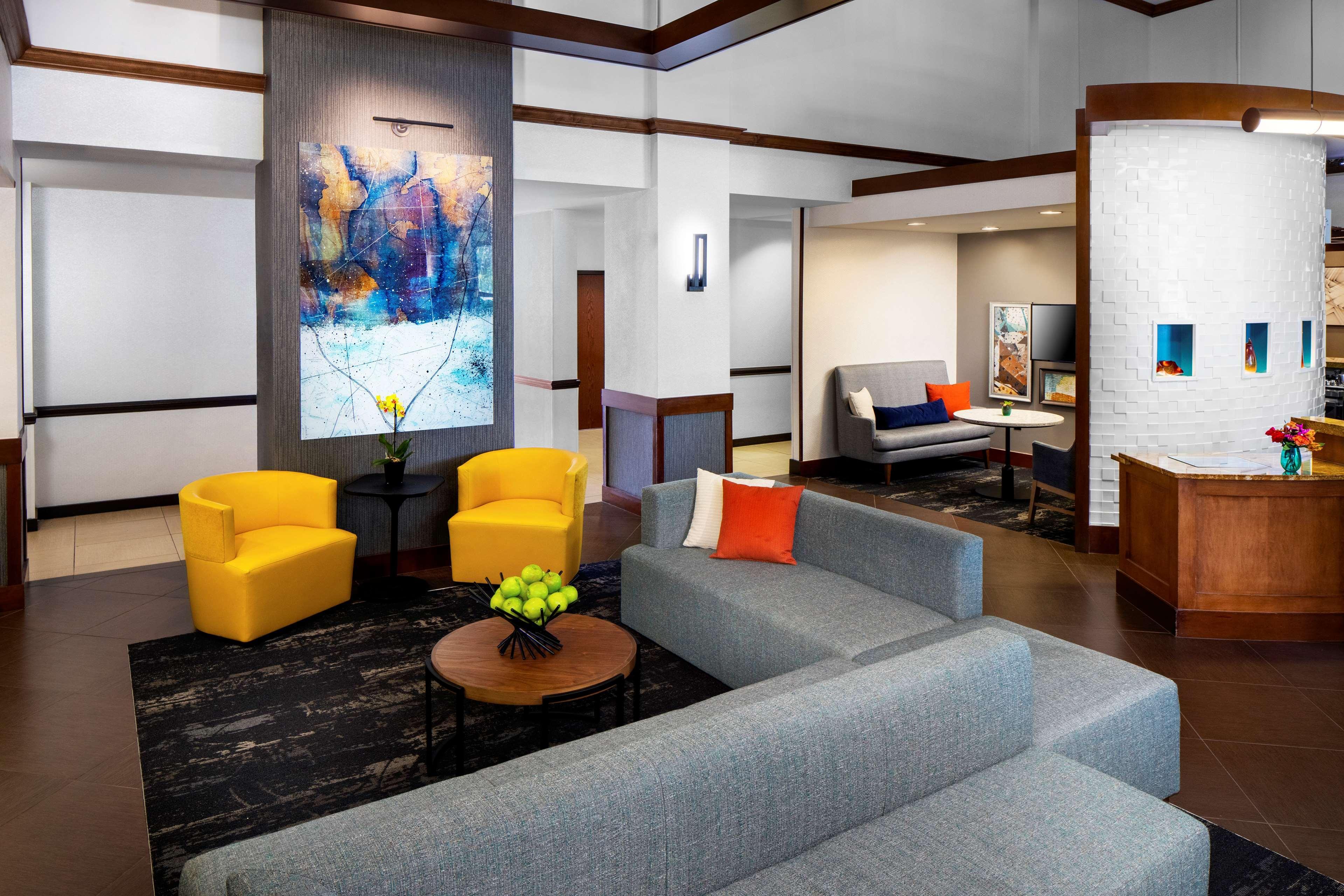 Hyatt Place Airport / Valley View Mall 3*
