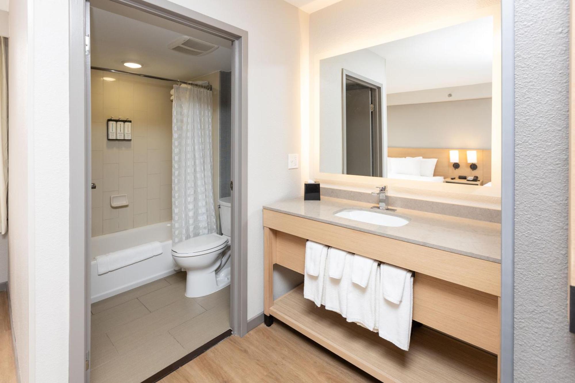 Hotel Hyatt Place Airport / Valley View Mall 3*